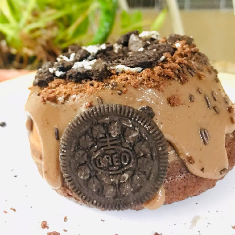 Delicioso mini bolo com massa de chocolate, coberto com brigadeiro cremoso de chocolate e biscoitos Oreo !
Peso aproximado : 420g