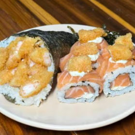 Aproveite 5 uramakis Seiryu, com salmão fresco, cream cheese e cebolinha, além de 1 temaki de camarão empanado, crocante e saboroso. Uma combinação perfeita entre frescor e crocância em cada mordida!