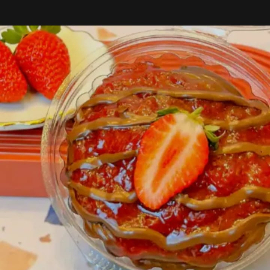 Uma Explosão de Sabor Brownie Americano Com 50% Cacau Coberto Com Brigadeiro Gourmet Meio Amargo e Geleia De Morango