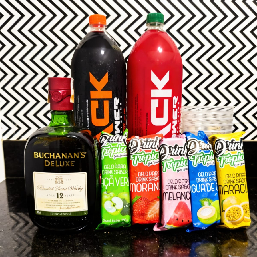 Combo Whisky Buchanans – Bem Gelado E Mais Vantagem! ️ Leve mais sem pagar mais! 1x Whisky Buchanans – 1 Litro 100% Original (bem gelado) 2x Garrafas de Energético – 2l cada (1 a mais que a concorrência!) 5x Gelos saborizados – 200ml cada (sabores variados, total: 1l) 5x Copos descartáveis grandes – 770ml cada Você leva 1 energético a mais do que no combo do concorrente! ️ Tudo bem gelado e pronto para beber! Ideal para festas, encontros ou presentear com estilo!