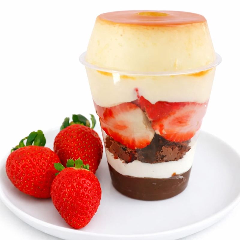 Uma sobremesa simplesmente irresistível! Camadas perfeitas de creme de chocolate, creme de Ninho super cremoso, pedaços de brownie, morangos frescos e mousse de Ninho, finalizada com um delicioso pudim lisinho por cima. Uma explosão de sabores e texturas a cada colherada — doce na medida certa. Perfeita para quem ama sobremesas caprichadas!