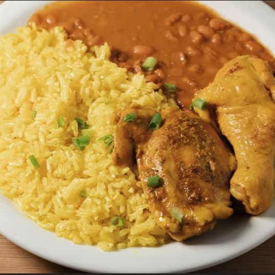 Apresentamos a 'Galinhada Simbora', uma preciosidade de nossa coleção Marmitas'. Esta obra-prima culinária, é harmoniosamente composta por sabores irresistíveis e generosos. Cada detalhe é meticulosamente planejado e executado com amor e carinho, garantindo uma experiência autêntica e profundamente gratificante.