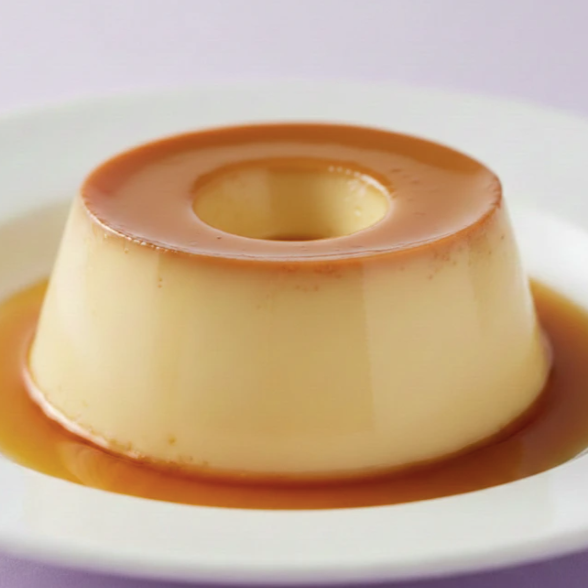 Pudim cremoso, lisinho e com calda de caramelo na medida certa. Serve 1 pessoa (aprox. 250g)