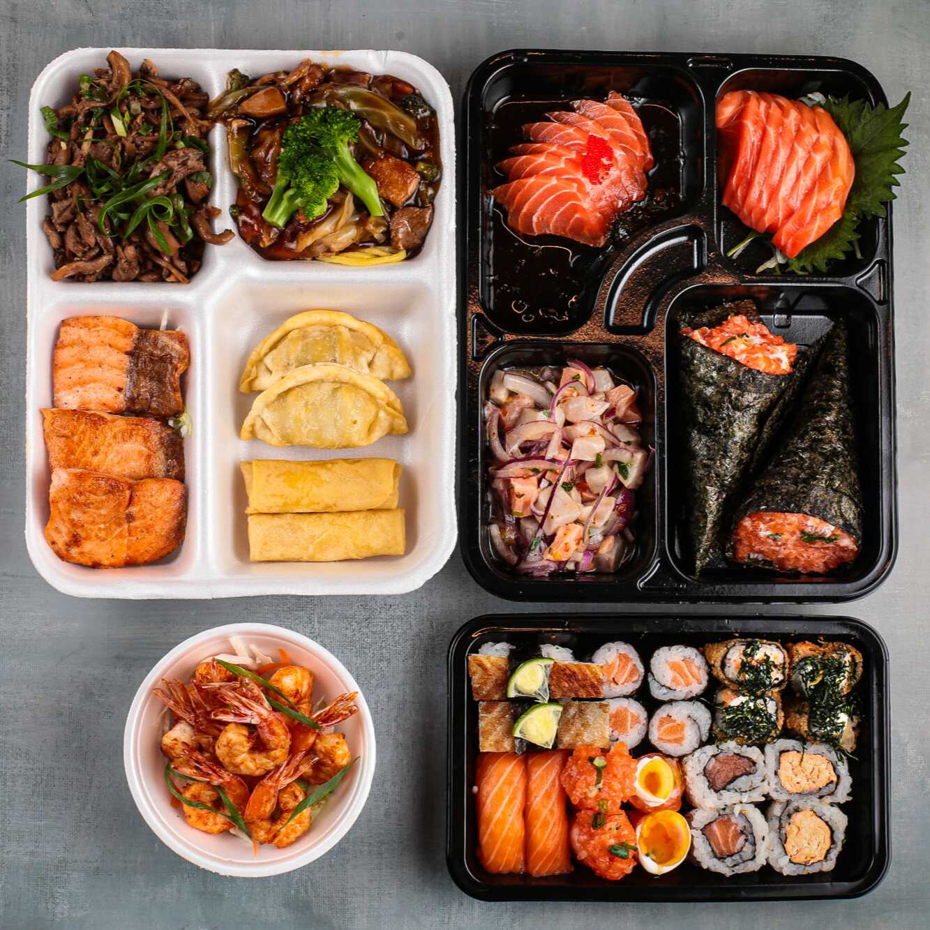 8 Sashimi Salmão - 4 Hot Variados - 2 Joe Salmão - 2 Joe Geleia de Pimenta - 2 Niguiri Salmão - 2 Niguiris Skin - 2 Uramaki Salmão - 2 Uramaki Salmão Grelhado
4 Hossomakis Variados - 2 Temakis Empanados - Ceviche - Carpaccio Salmão - 1 Porção de Camarãoo Frito 8 unidades