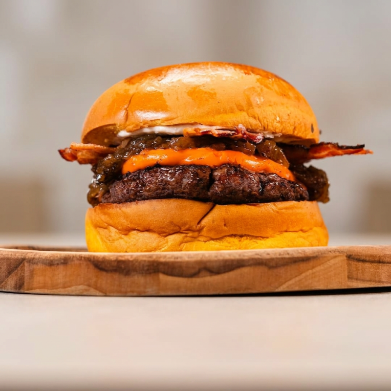 Pão brioche artesanal, blend de casa de 180g, queijo cheddar cremoso, bacon, cebola caramelizada e maionese de alho