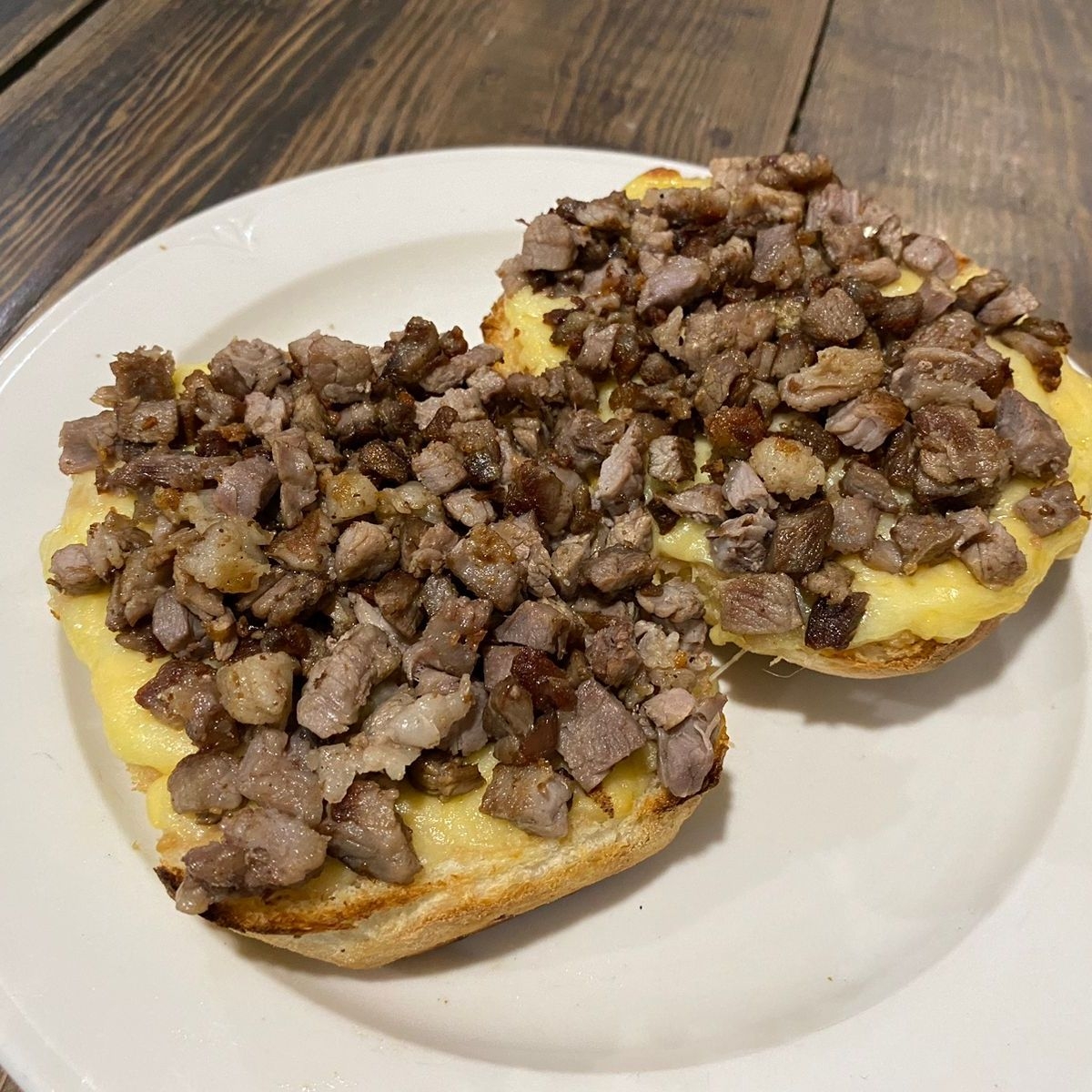 Molletes con Carne Asada