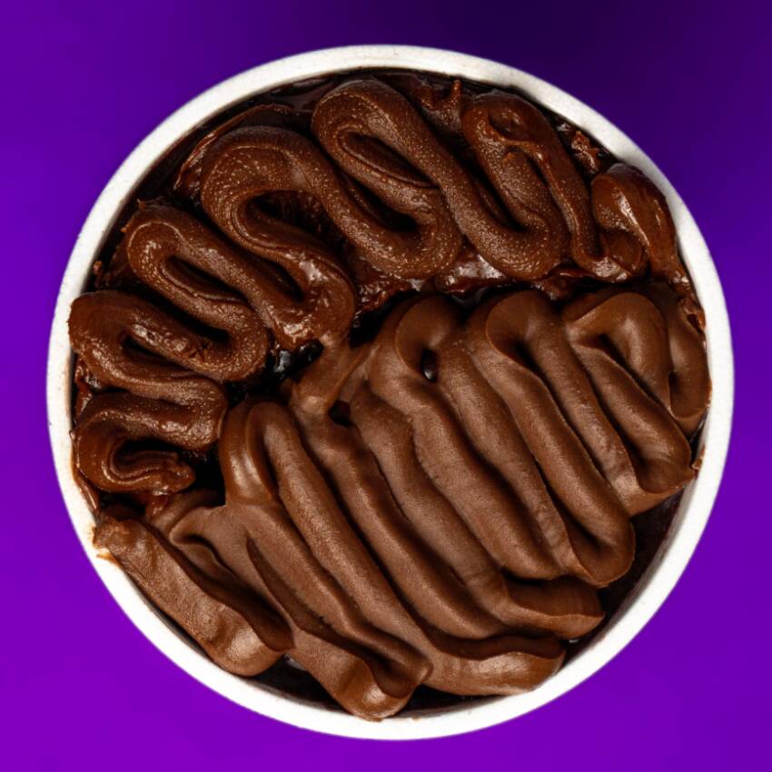 Permita-se o prazer de uma experiência gourmet com nosso Açaí Premium super cremoso, com o copo generosamente trufado com o recheio de sua escolha. Acompanhado de 7 complementos grátis, cada colherada é um convite ao prazer e à sofisticação. Uma verdadeira joia para o seu paladar!