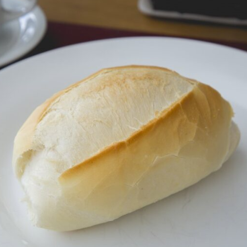 Nosso pão francês é produzido diariamente com massa leve, casquinha dourada e crocante, e miolo macio.