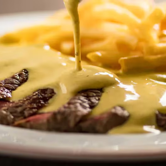 150 gramas de proteína, um suculento corte de carne nobre, grelhado à perfeição no ponto de sua preferência. Servido com batatas fritas e acompanhadas do nosso delicioso e exclusivo molho secreto 80 ml.  - Relação Peso in natura x peso grelhado  Batatas fritas 300 gramas (peso in natura) Steak de Carne 150 gramas de proteína in natura (crua).  Todos os nossos produtos com descrição de peso, são pe