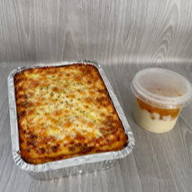 com camadas de massa leve, carne bolonhesa bem temperada, presunto, muito queijo e molho de tomate caseiro.