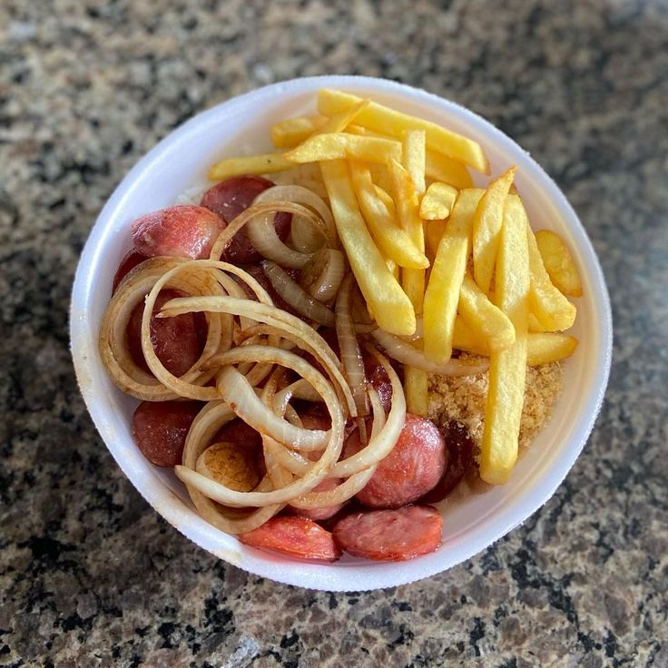 Quentinha grande com arroz, feijão, macarrão, farofa, linguiça calabresa acebolada e batata frita