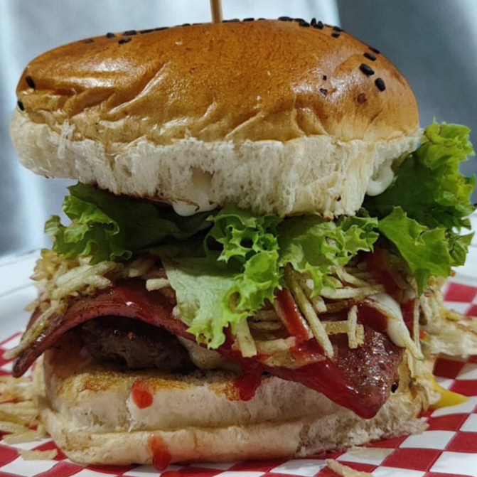 Hamburguesa Súper Guapo Doble + Papas + Bebida