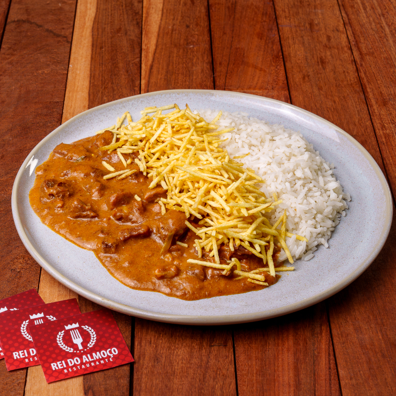 Cremoso, suculento e viciante. O Strogonoff do Chef é o prato mais desejado da casa. Carne macia mergulhada no molho secreto e batata palha crocante que estala a cada garfada. Quem prova, sente o prazer de comer como rei — e volta por mais.