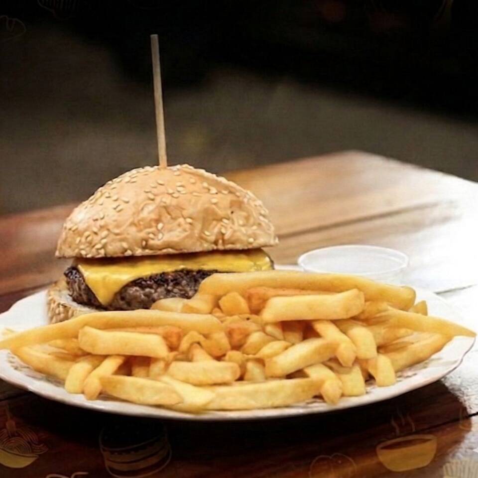 pão de leite, carne artesanal 120g, queijo e batata frita