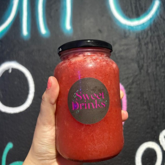 Drink sem álcool feito com morango e água com gás, copo de vidro de 600ml.