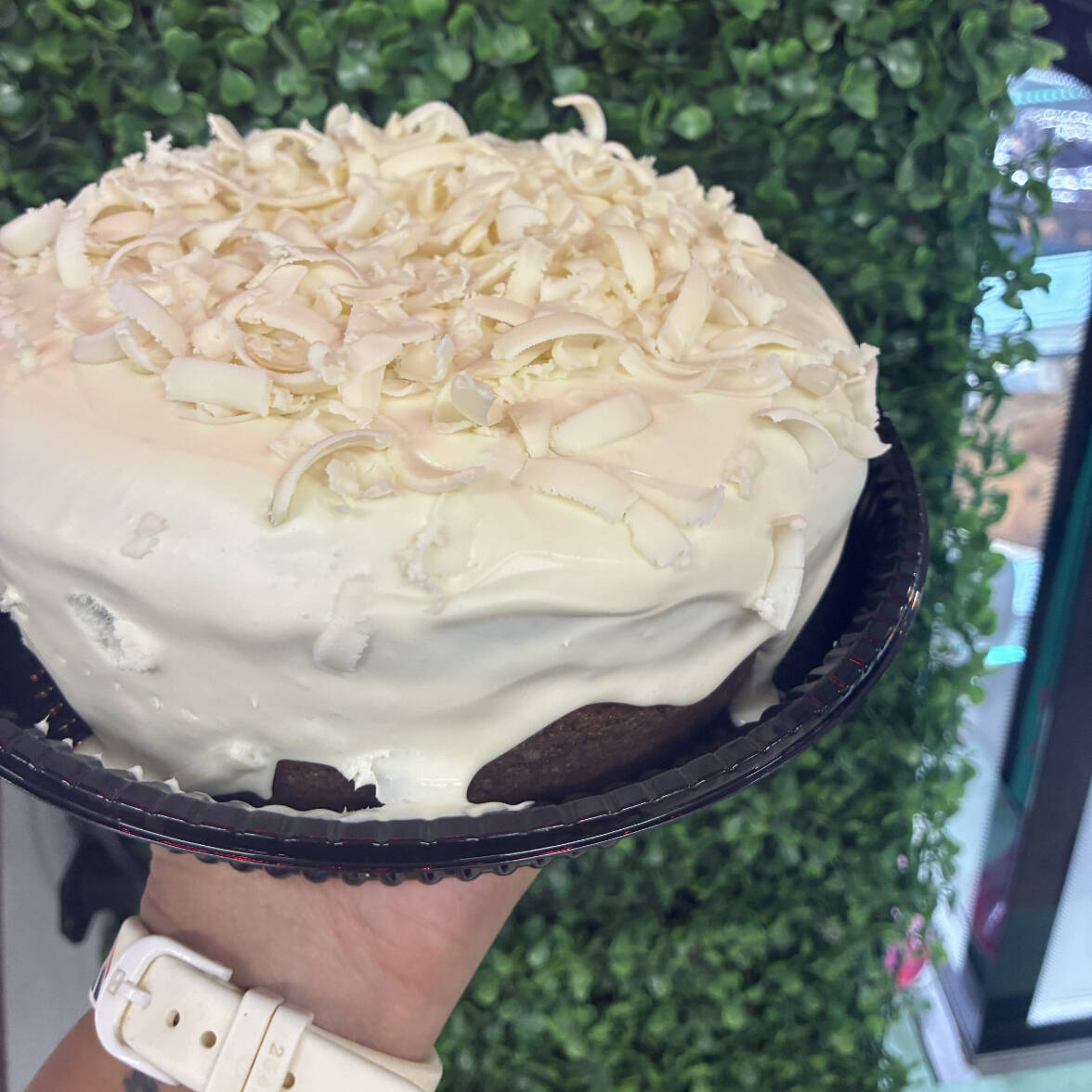 Massa: bolo de leite Recheio/Calda: Nutella Cobertura/Decoração: coberto com calda de Ninho Finalização/Decoração: decorado com raspas de chocolate branco