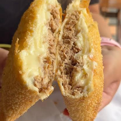 Pastel crocante com recheio de atum temperado e queijo derretido.