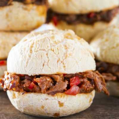 PÃO DE QUEIJO RECHEADO PERNIL E QUEIJO DERRETIDO