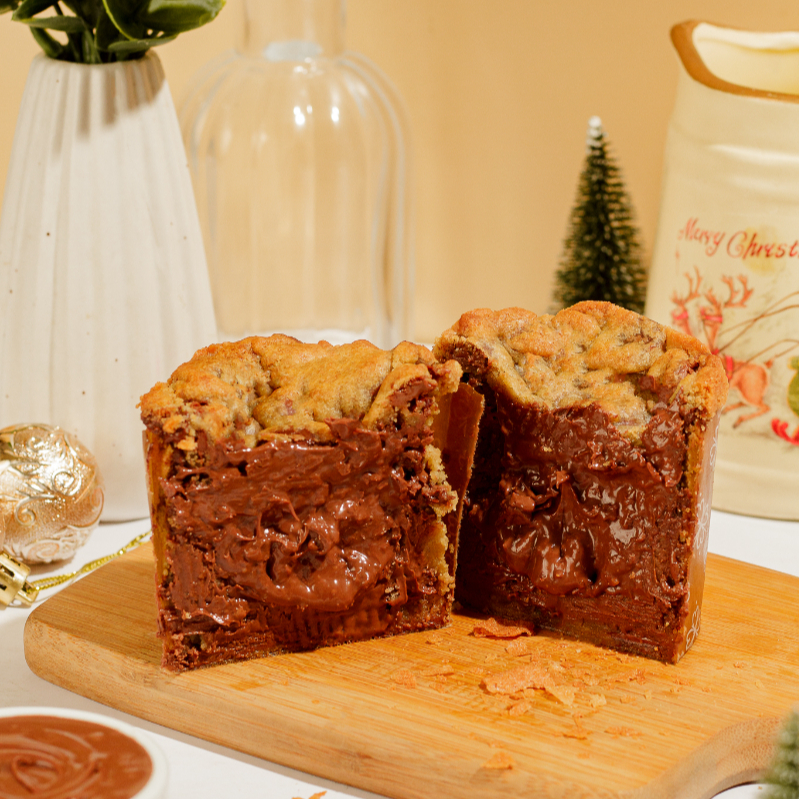 Nossa massa clássica de cookies tradicional, com gotas de chocolate nobre ao leite e meio amargo recheado com MUITA nutella crocante.