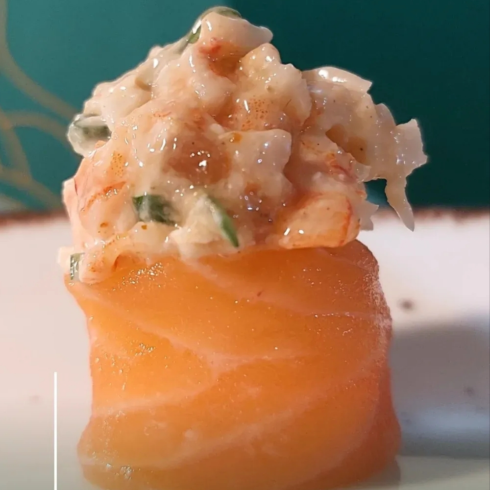 Sushi especial com tartar de camarão e um toque de geleia de pimenta, criando uma explosão de sabores.