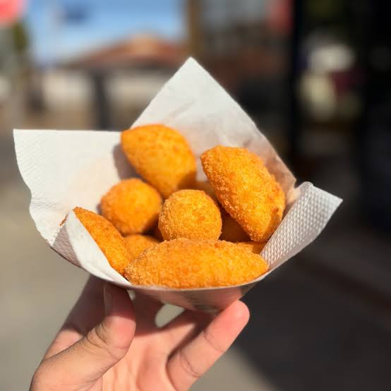 Esse combo é perfeito ! Combo compõe 10 salgados de aproximadamente 40g e 2 refrigerantes de 200ml. Salgadoa sequinhos e crocantes empanados na farinha panko. Uma explosão de sabor.