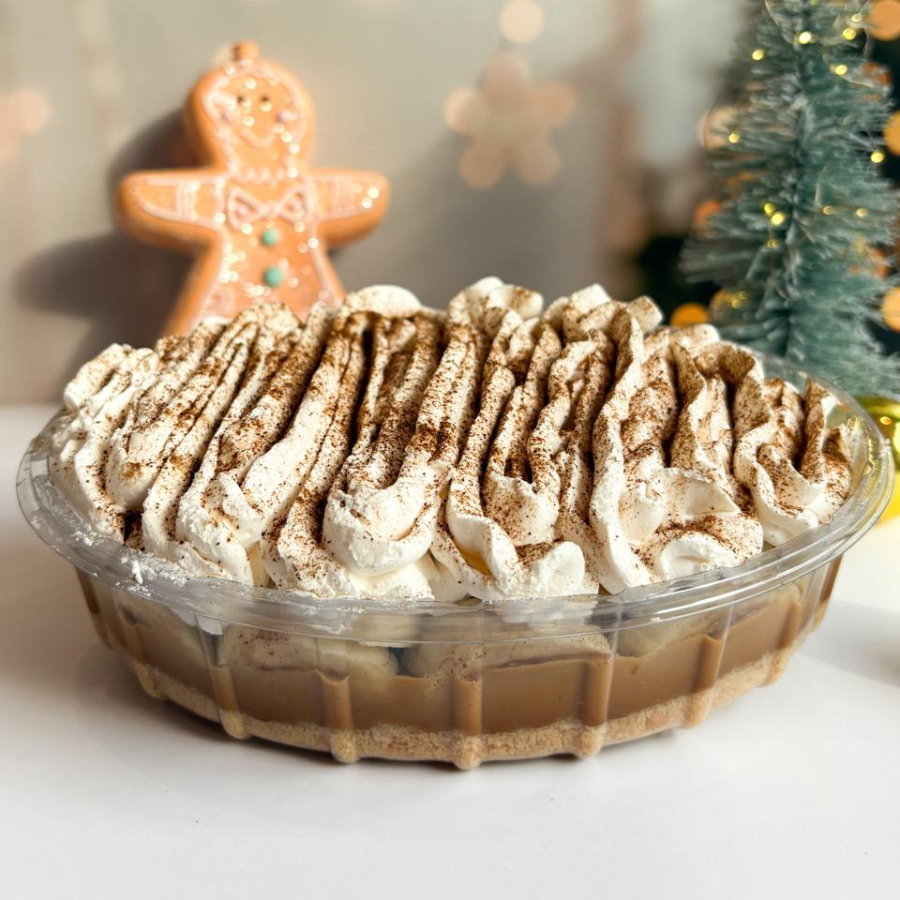 Banoffe na travessa, com camadas de banana, doce de leite cremoso e chantilly suave — uma explosão de sabor a cada colherada!