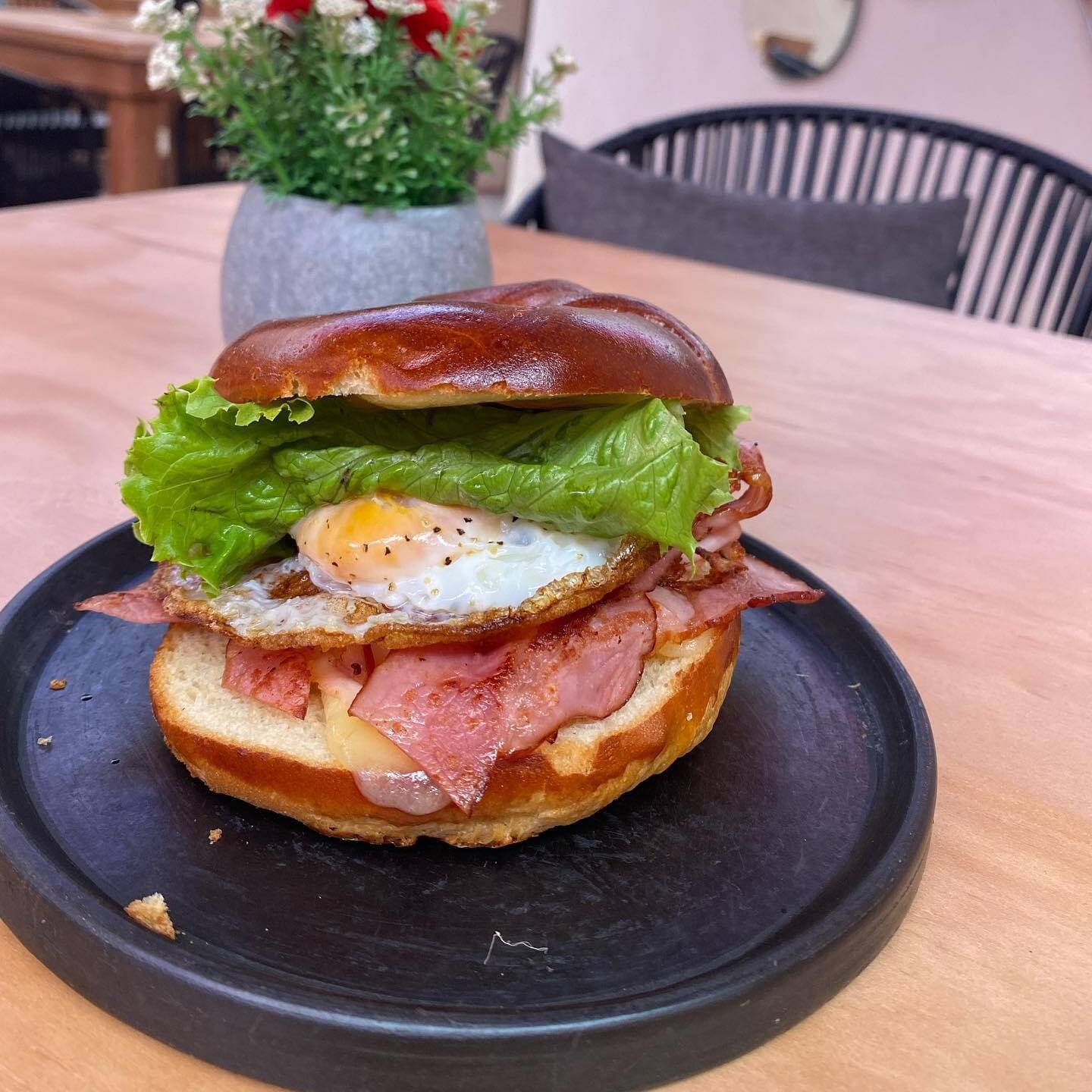 Crossaint de Tocino, Queso y Huevo