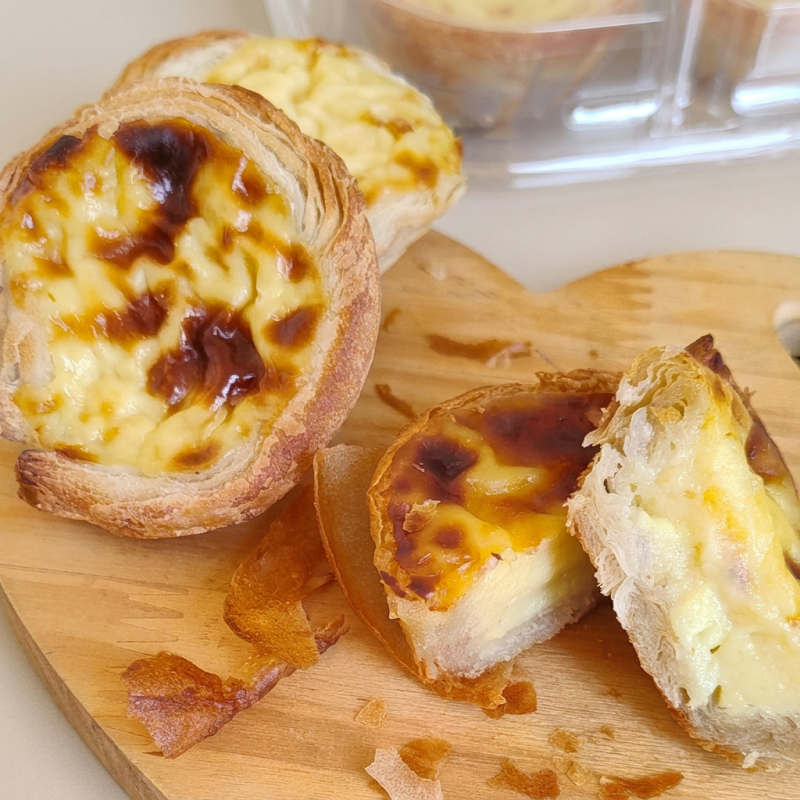 Clássico doce português ,com massa folhada crocante e recheio cremoso de nata , levemente caramelizado por cima . Uma combinação delicada e irresistivel .