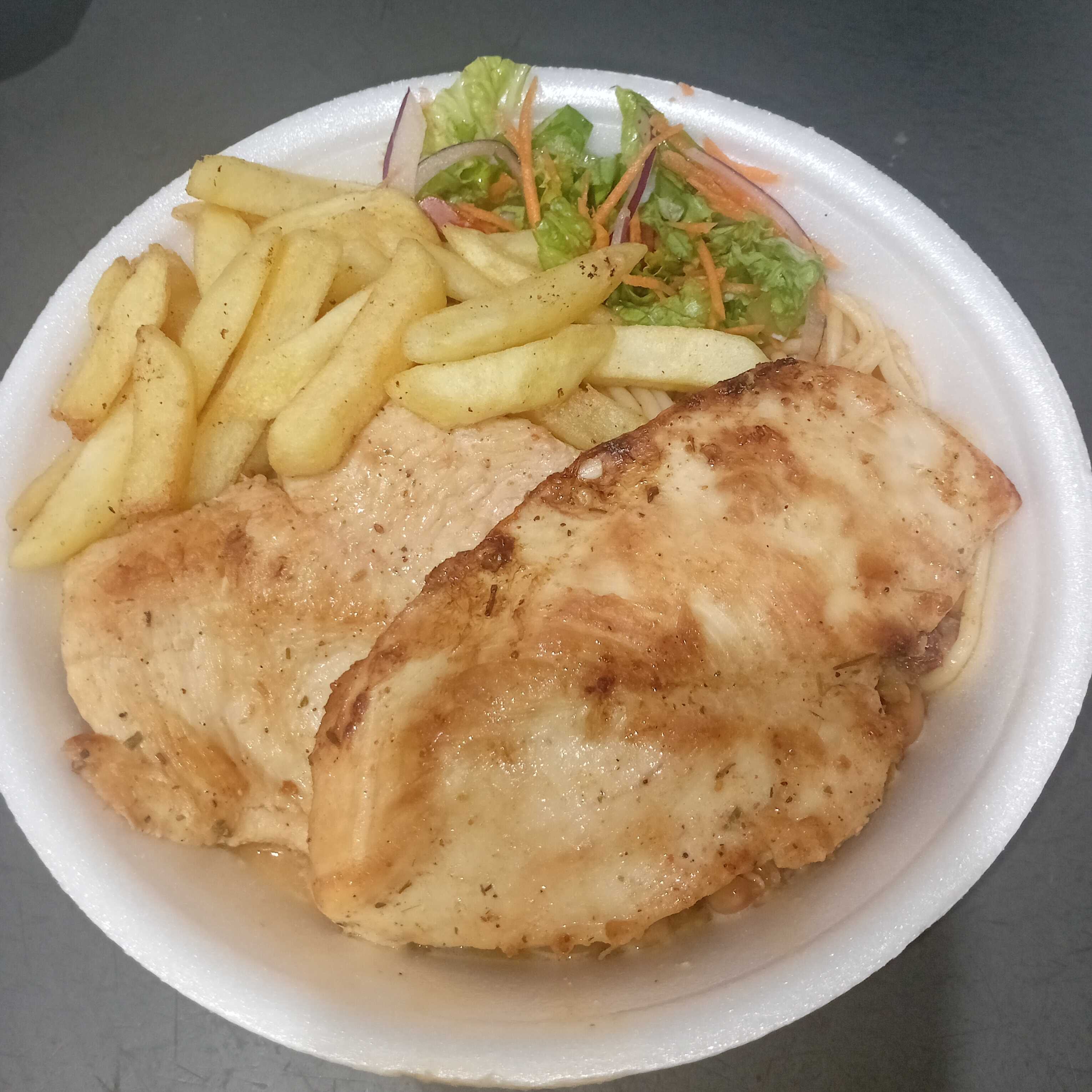 acompanha 3 complementos:arroz:,fcaldo tropeiro macarrão e salada disponível do dia