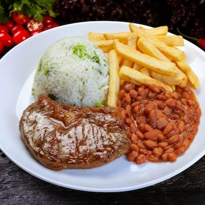 Filézinho de carne, arroz branco, feijão e batata frita.