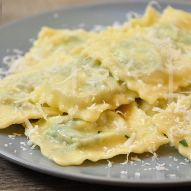 Ravioles de pollo con salsa de queso gorgonzola