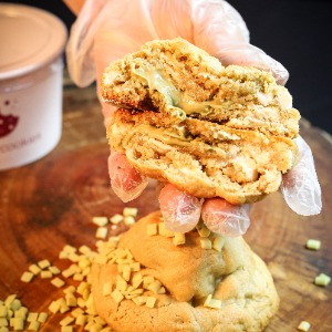 Cookie pra paladar exigente: massa com chocolate branco e recheio cremoso de pistache puro. É sutil, sofisticado e viciante. A sobremesa que fala francês sem nem precisar de legenda.