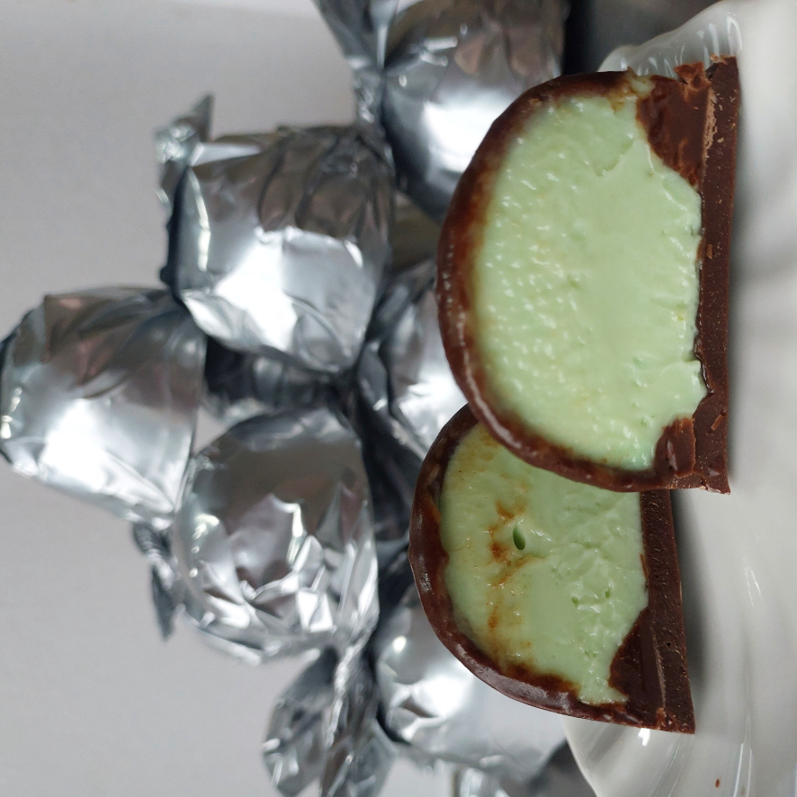 Casquinha de chocolate blend, recheada com brigadeiro de limão (produzido com o suco da fruta) e raspas de limão (45g).