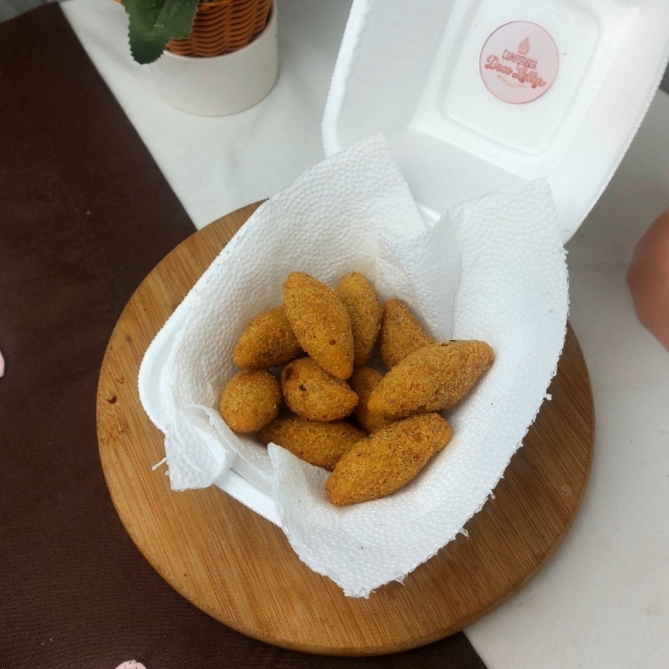 Este preparo em específico leva a calabresa misturada na massa, trazendo o sabor da calabresa por todo o salgado. (120g a 150g)