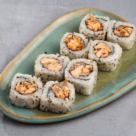 Estes 8 unidades de uramaki filadélfia são uma verdadeira explosão de sabores. Cada peça é meticulosamente enrolada com arroz premiam revestido por uma camada generosa de gergelim, conferindo uma textura agradavelmente crocante. O recheio é composto por pedaços suculentos de salmão grelhado, preparados à perfeição para realçar o sabor autêntico e profundo do peixe. Este prato, da categoria 'Sushi (porções de 8 unidades)', é uma escolha perfeita para os amantes da culinária japonesa, prometendo uma experiência gastronómica inesquecível.