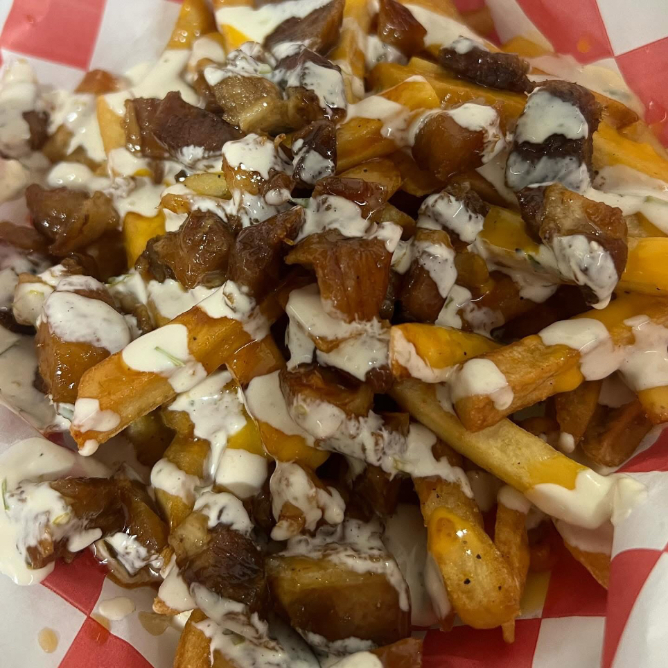 Papas a la francesa, costilla, queso y aderezo