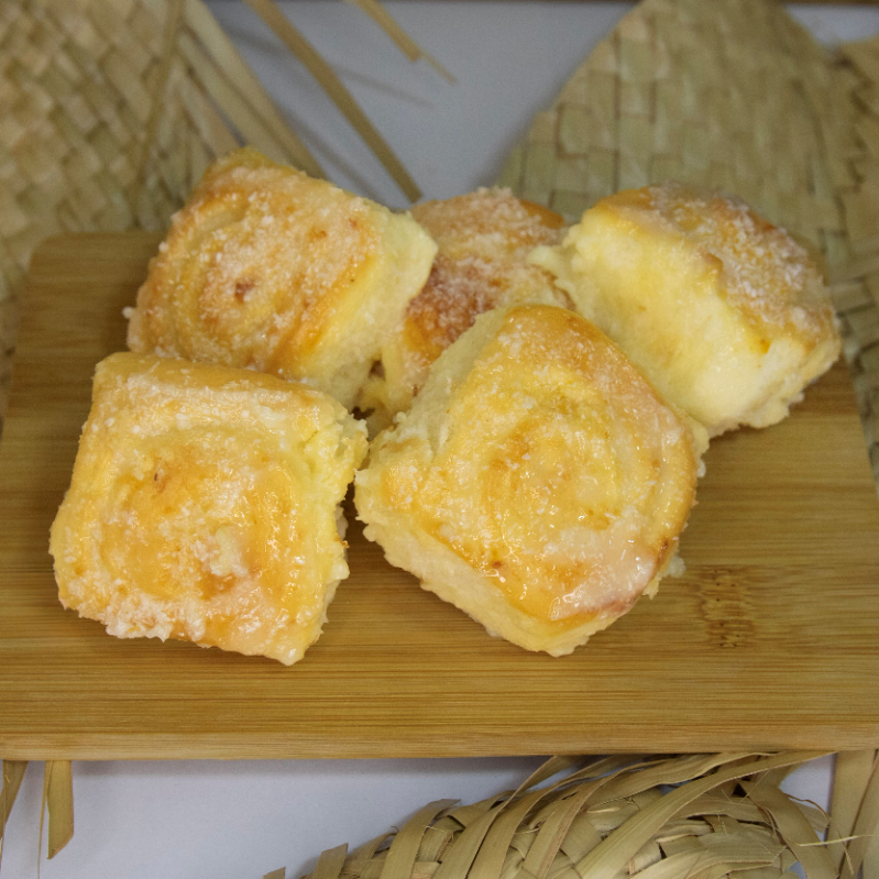 Uma verdadeira tentação! Nossa Rosca Húngara é feita com massa macia e aerada, enrolada em camadas e coberta com leite condensado e coco ralado. Com aquele visual rústico e charmoso, ela é tão bonita quanto gostosa. Perfeita para o café da manhã ou o lanche da tarde, acompanhada de um café quentinho. Uma receita clássica que conquista à primeira fatia!