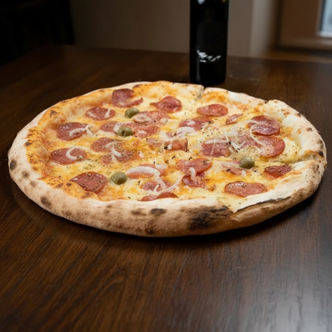 Massa fina artesanal, molho de tomate, mussarela, Bacon, rodelas de tomates, ervilhas e orégano.