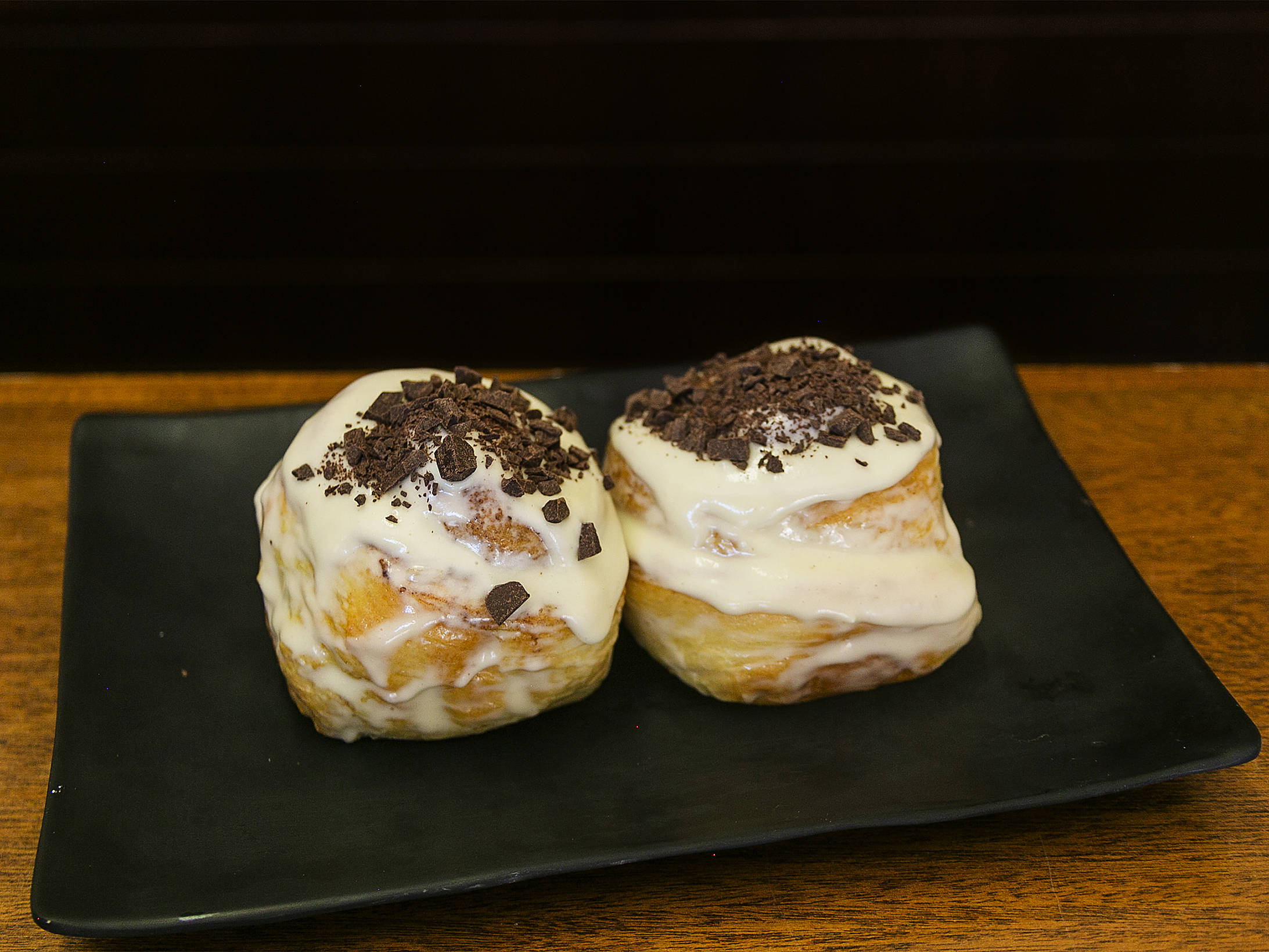 Rol rompope con Chocolate Amargo.