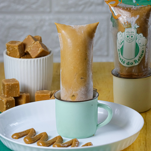 Base cremosa de doce de leite artesanal, finalizada com uma camada generosa de doce de leite, criando um sabor delicioso desde a primeira mordida.