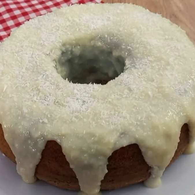 Bolo de baunilha com cobertura de brigadeiro de coco. 400g