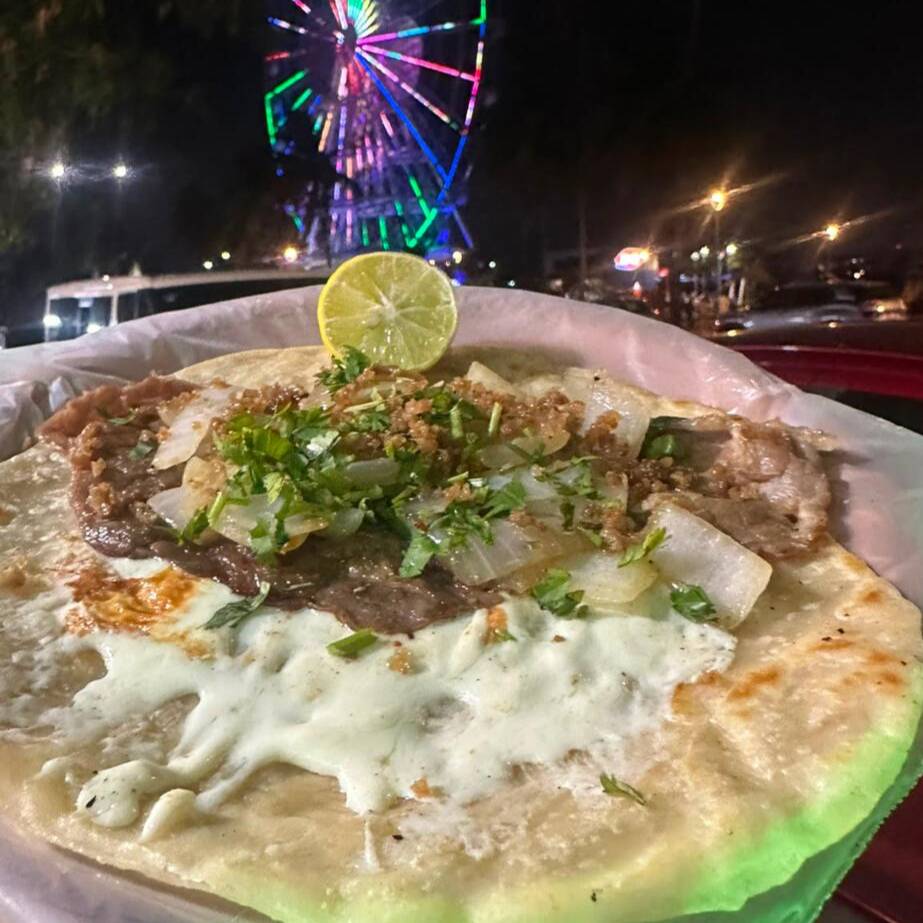 TACO BISTEC ENTERO EN TORTILLA DE MAIZ CON QUESO