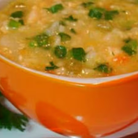 Em pedaços ou desfiado. Arroz: Cozido no próprio caldo, que ajuda a engrossar a sopa. Vegetais: Cenoura e batata são adições frequentes, mas também podem ser usados alho-poró e chuchu. Temperos: Cebola, alho, sal, pimenta, azeite ou óleo.