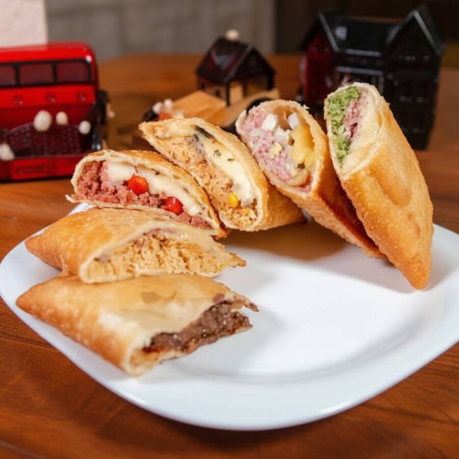 O combo mais pedido com um super desconto! São 6 pastéis de massa crocante e sequinha, recheado de ponta a ponta com os recheios que você escolher na lista.