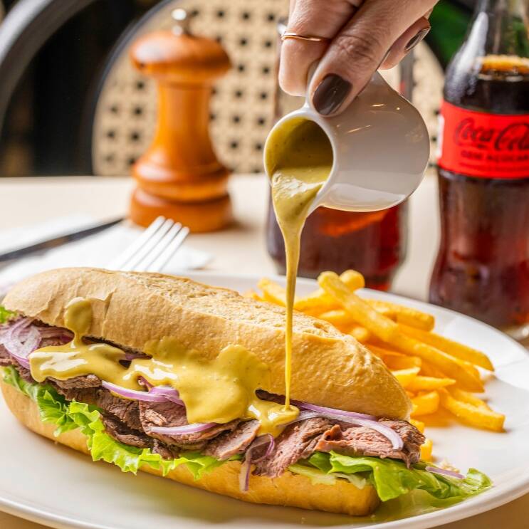 Nossa baguete francesa, quentinha e macia, recheada com carne nobre bovina grelhada suculenta (110g in natura), cebola roxa, alface americana e nosso exclusivo molho secreto (60g). Acompanha batatas fritas crocantes e sequinhas (300g in natura), e uma bebida à sua escolha.
Obs.: Os produtos são pesados in natura e podem apresentar variação de peso e tamanho após o preparo.