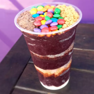 Açaí, leite condensado, leite em pó, ovomaltine, confete, paçoca.