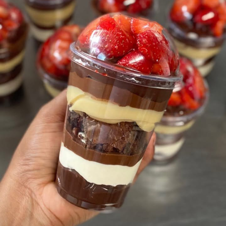 Delicioso copo recheado com mousse de ninho, picadinhos de brownie, morangos frescos, brigadeiro cremoso de ninho, Nutella original e brigadeiro cremoso de chocolate. (Copo de 200ml)