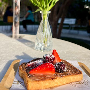 Pão brioche bem crocante com nutella e frutas frescas vermelhas da estação