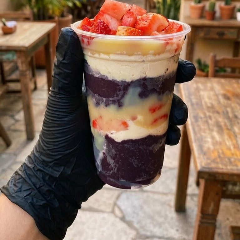 Açaí com morango, leite em pó e leite condensado em uma explosão de sabor! A cremosidade do açaí combina perfeitamente com os pedaços frescos de morango, trazendo um toque frutado e refrescante. Finalizado com uma generosa camada de leite em pó e um fio de leite condensado, essa delícia é perfeita para quem ama um doce equilibrado e irresistível. Ideal para qualquer hora do dia!