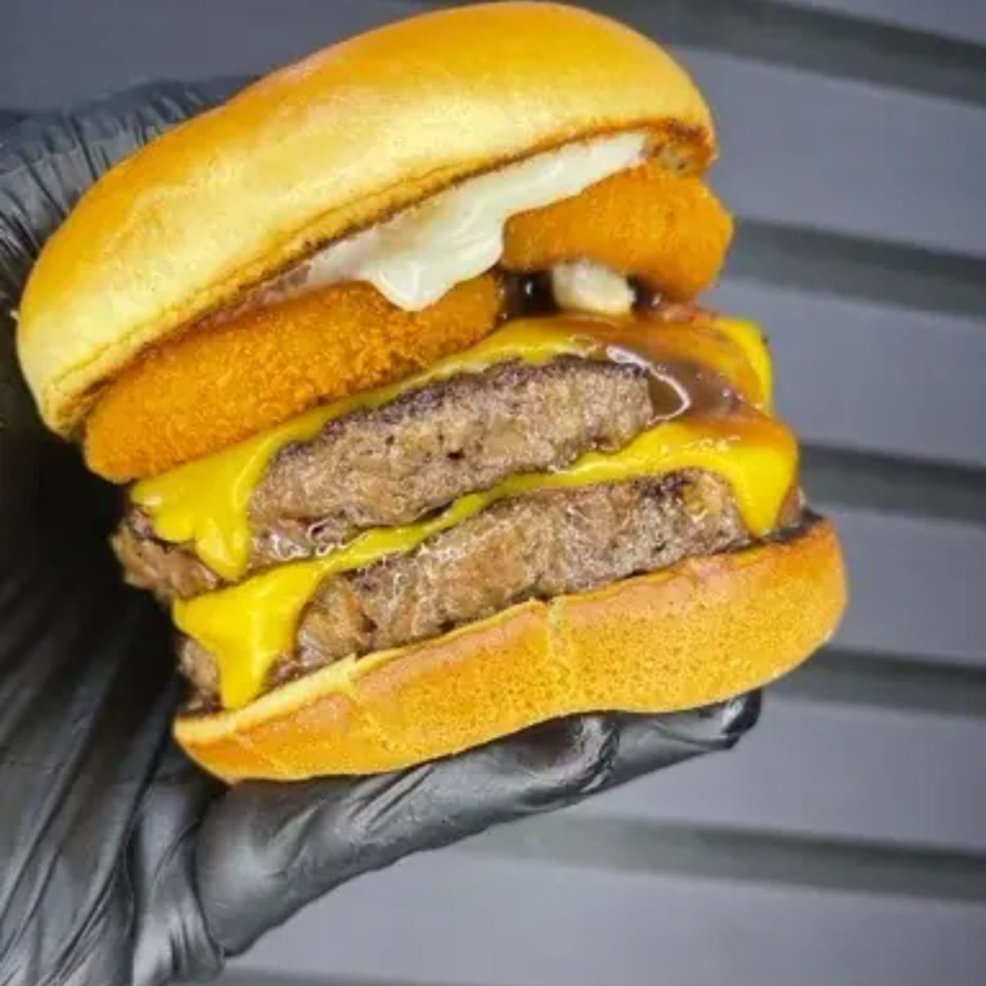 Perfeito para compartilhar e aproveitar muito sabor. O combo acompanha 3 lanches Bacon Rings Especial e 1 porção grande de batata frita coberta com cheddar cremoso e bacon crocante. Uma combinação generosa, irresistível e feita para quem é apaixonado por bacon.